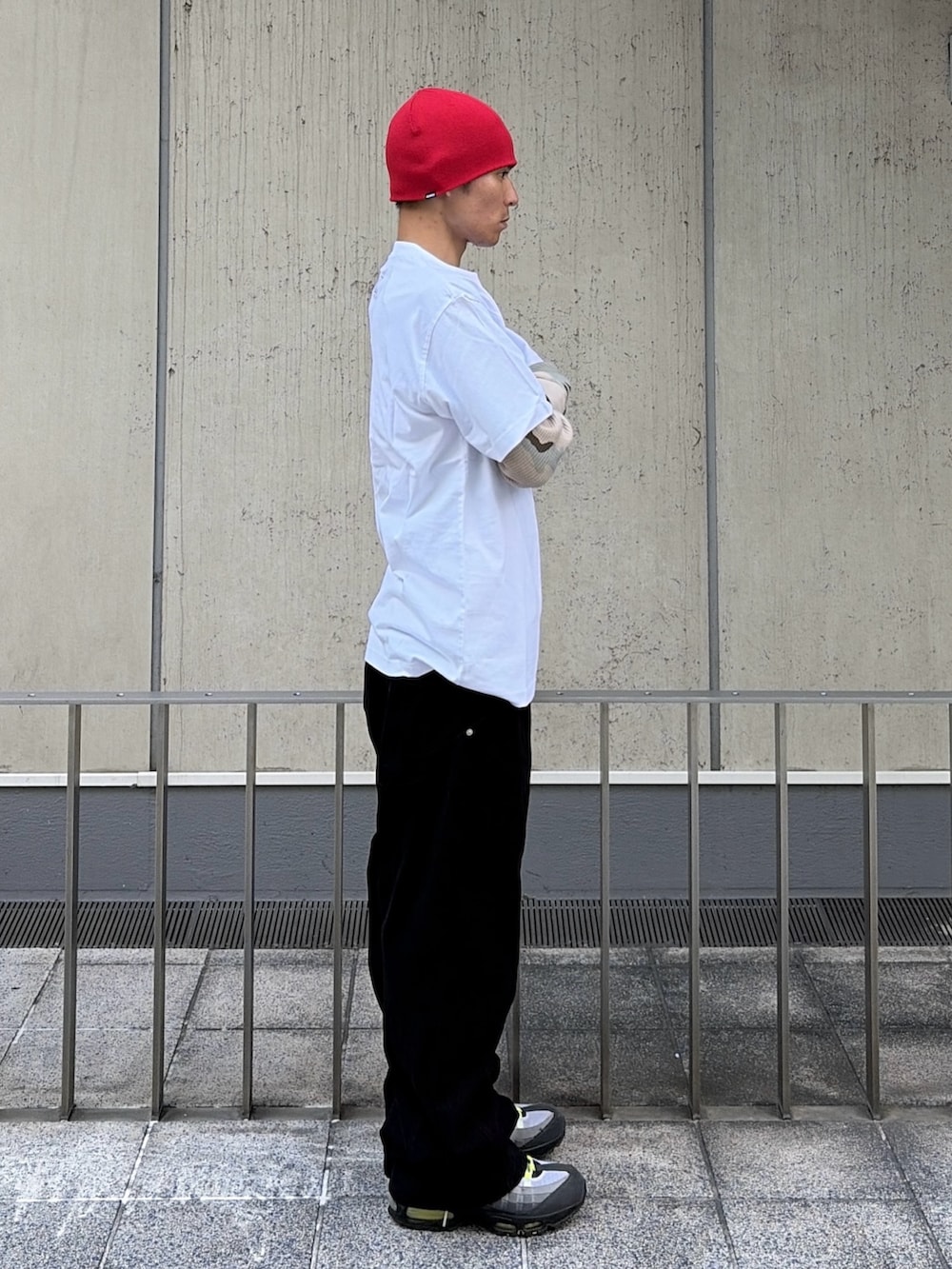 その他のTシャツ/カットソー、グレー系のその他パンツ、レッド系のニットキャップ/ビーニーを着用したメンズの夏コーディネートの4枚目の写真