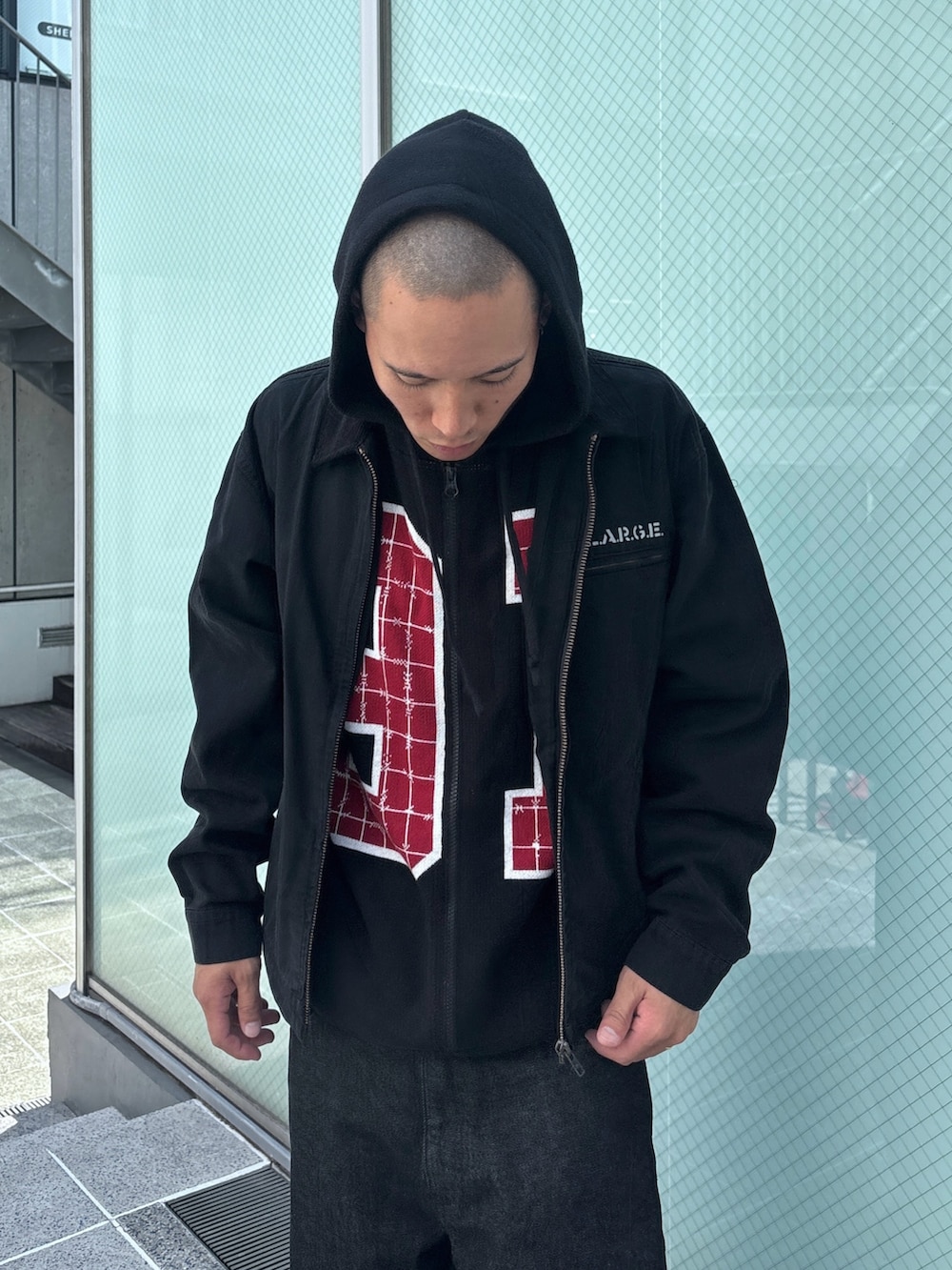 ブラック系のニット/セーター、ブラック系のデニムパンツ、ブラック系のその他アウターを着用したメンズの秋コーディネートの7枚目の写真