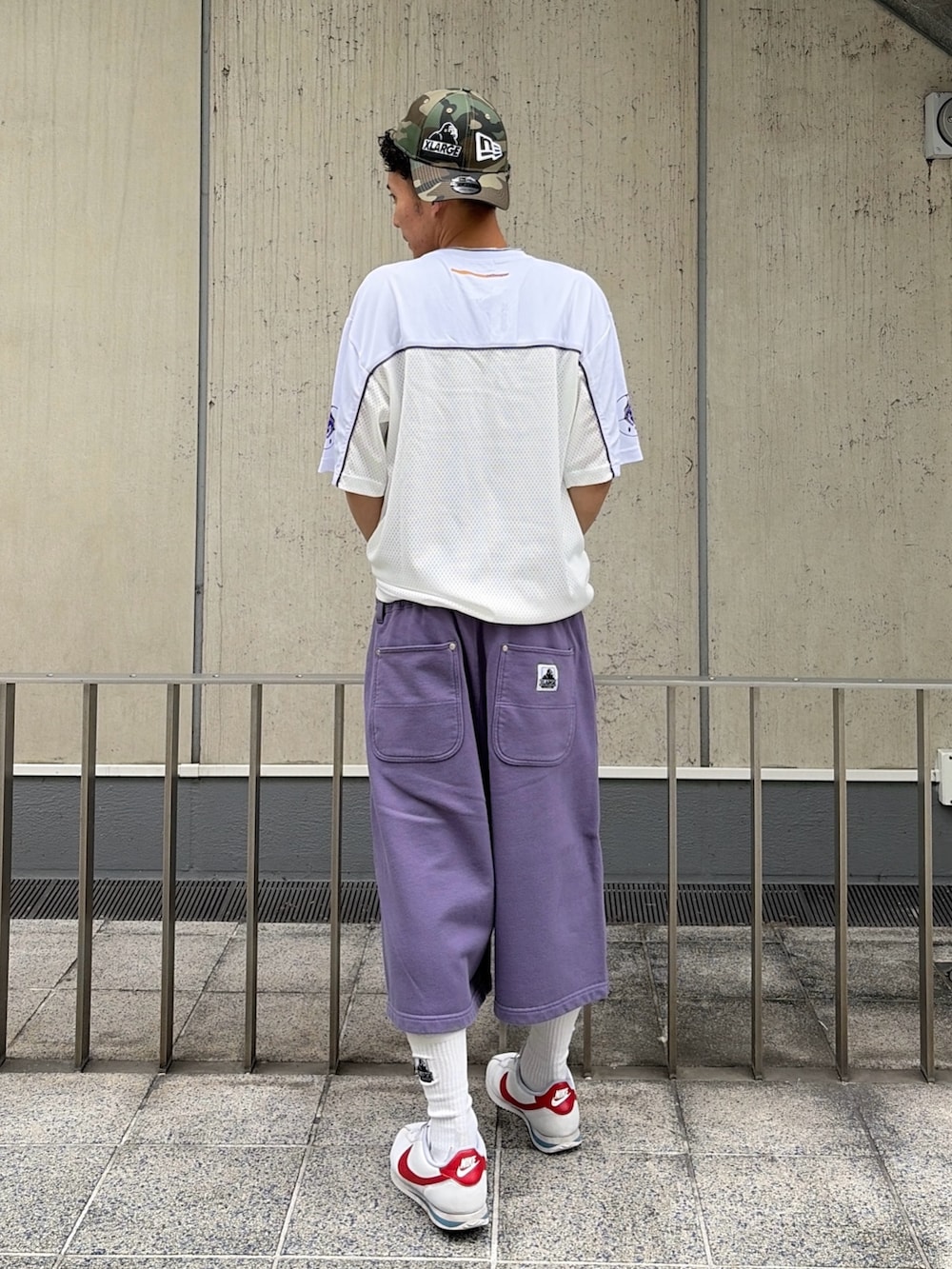ホワイト系のTシャツ/カットソー、グレー系のスウェットパンツ、その他のキャップを着用したメンズの夏コーディネートの4枚目の写真