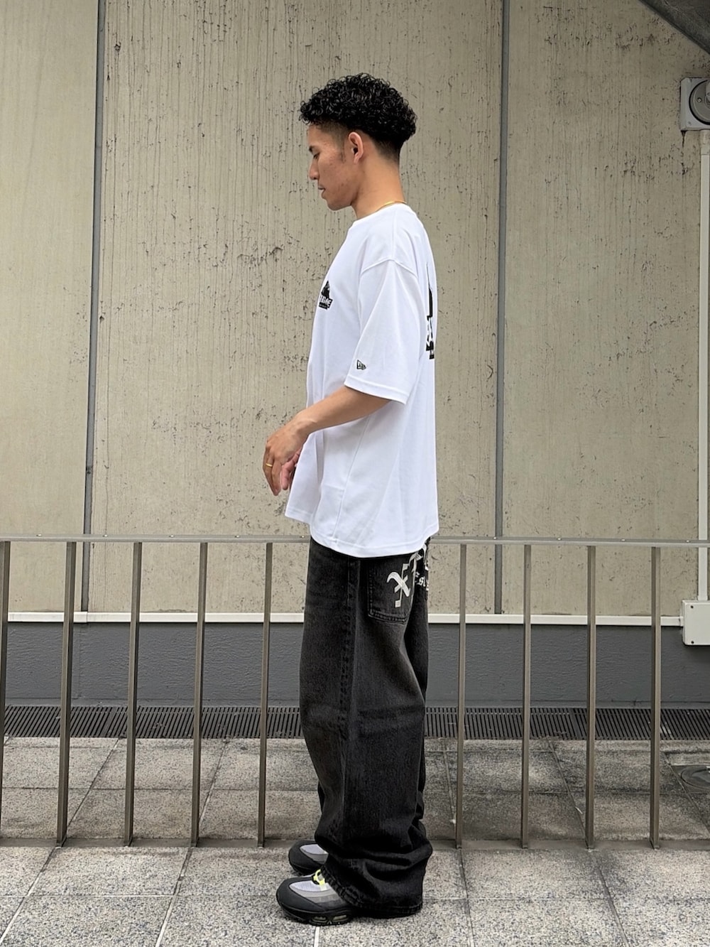 ホワイト系のTシャツ/カットソー、ブラック系のデニムパンツを着用したメンズの夏コーディネートの3枚目の写真