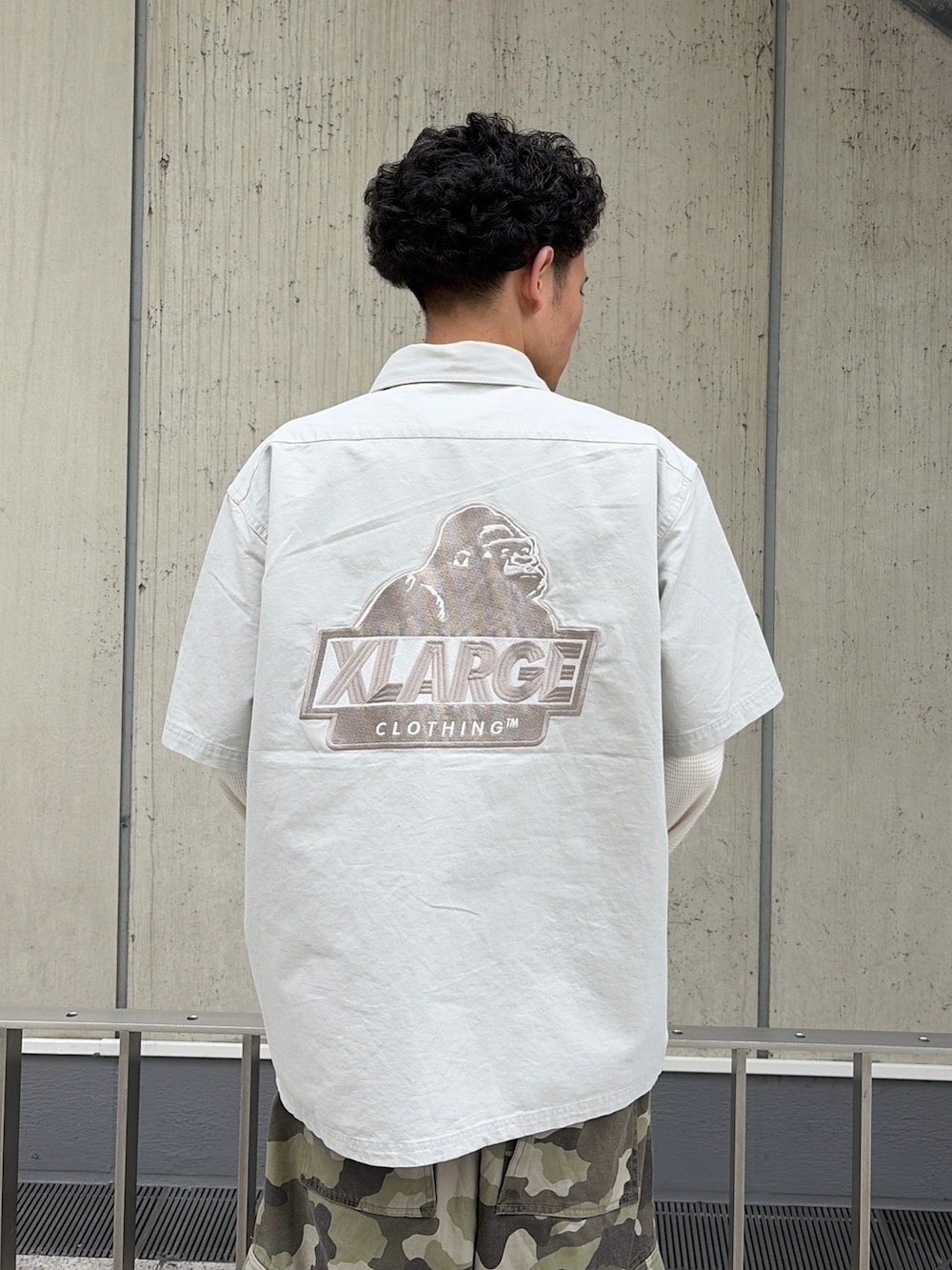 その他のカーゴパンツ、グレー系のシャツ/ブラウス、ホワイト系のTシャツ/カットソーを着用したメンズの春コーディネートの7枚目の写真