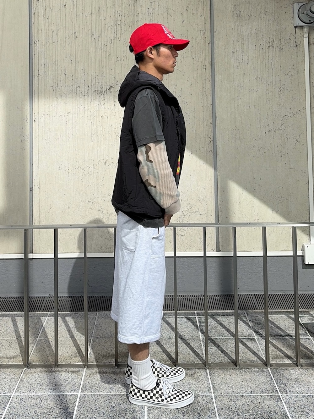 ブラック系のベスト、グレー系のTシャツ/カットソー、その他のTシャツ/カットソーを着用したメンズの夏コーディネートの4枚目の写真