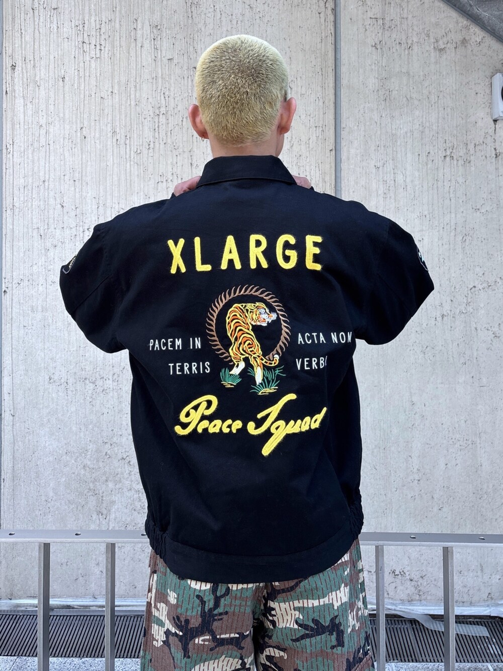 ブラック系のブルゾン、その他のカーゴパンツを着用したメンズの春コーディネートの6枚目の写真