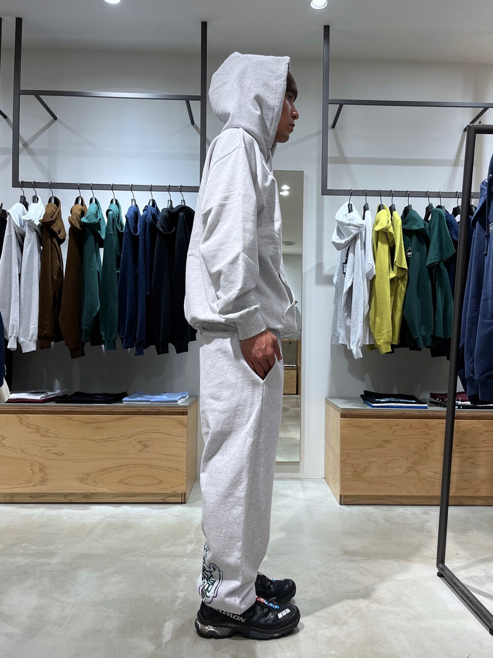 グレー系のスウェットパンツ、グレー系のスウェット、ブラウン系のニットキャップ/ビーニーを着用したメンズの秋コーディネートの3枚目の写真