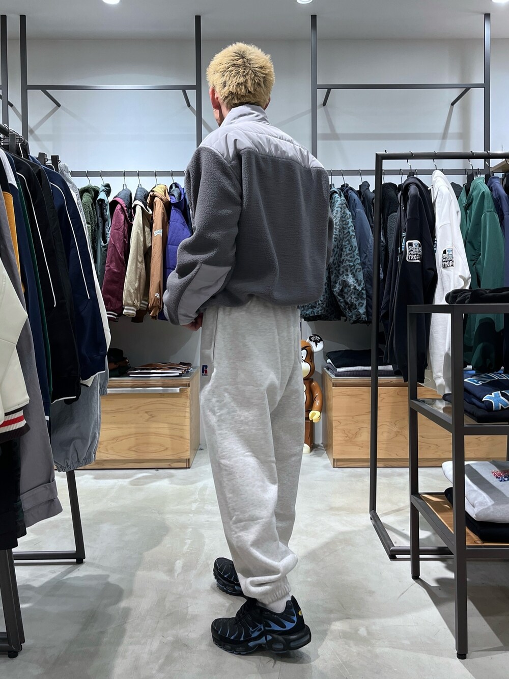 グレー系のブルゾン、グレー系のスウェットパンツを着用したメンズの秋コーディネートの4枚目の写真