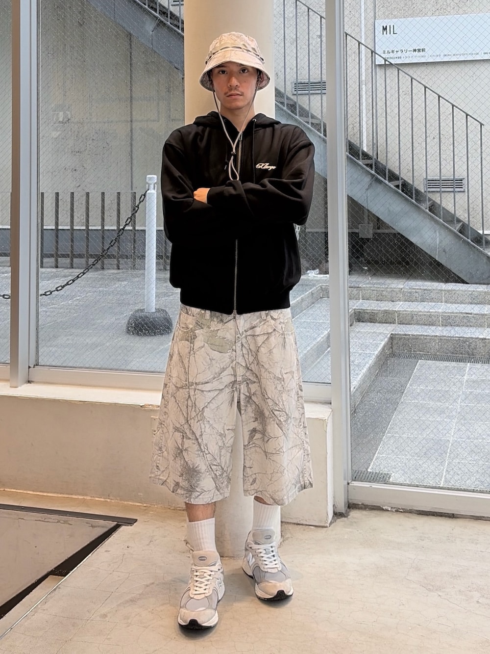 ブラック系のパーカー、その他のその他パンツ、その他のハットを着用したメンズの秋コーディネートの2枚目の写真