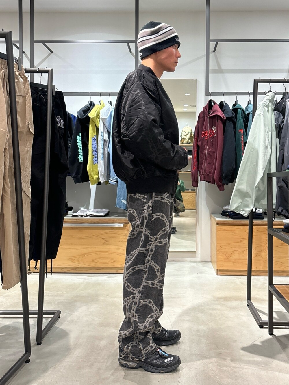 ブラック系のデニムパンツ、ブラック系のブルゾン、ブラック系のニットキャップ/ビーニーを着用したメンズの春コーディネートの4枚目の写真