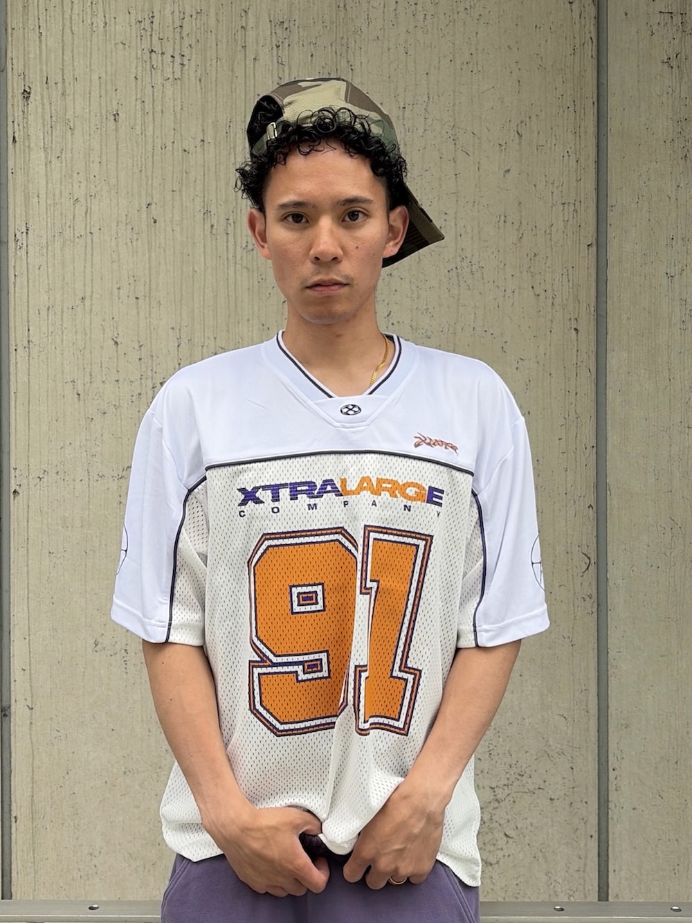 ホワイト系のTシャツ/カットソー、グレー系のスウェットパンツ、その他のキャップを着用したメンズの夏コーディネートの5枚目の写真