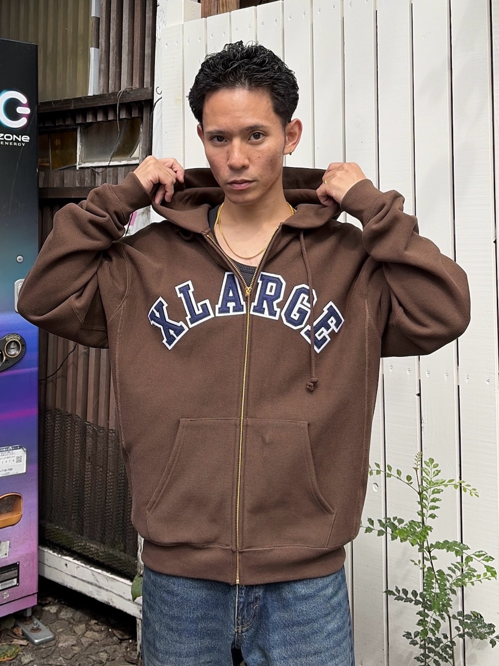 グレー系のパーカー、ブルー系のデニムパンツを着用したメンズの秋コーディネートの7枚目の写真