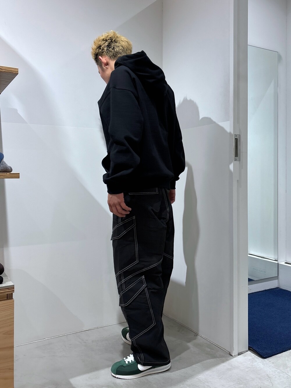 ブラック系のカーゴパンツ、ブラック系のパーカーを着用したメンズの冬コーディネートの3枚目の写真