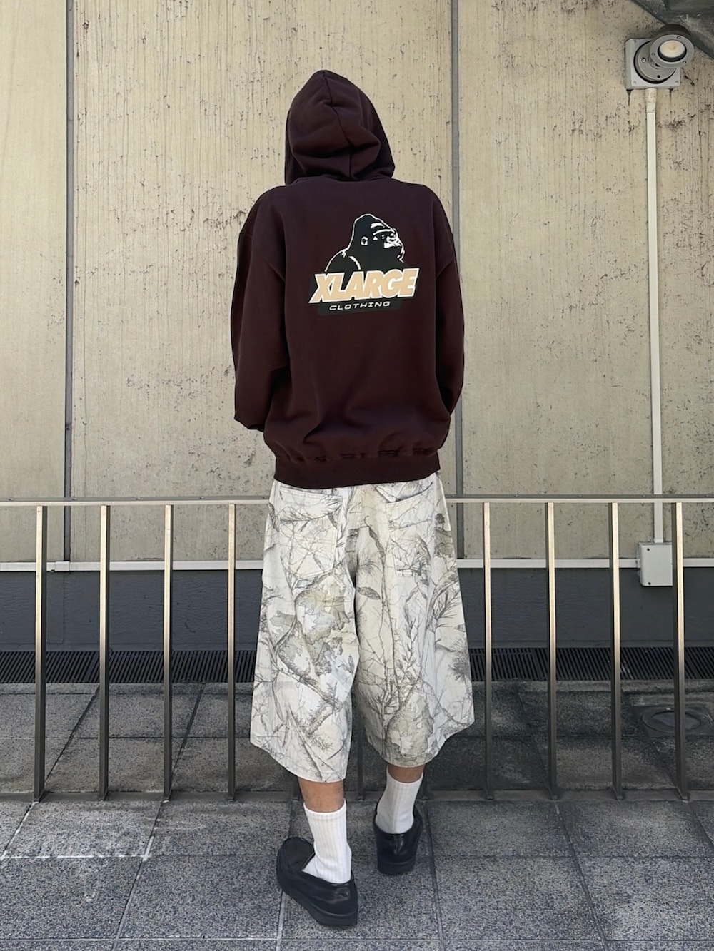 グレー系のパーカー、その他のその他パンツ、ブラック系のキャップを着用したメンズの夏コーディネートの4枚目の写真