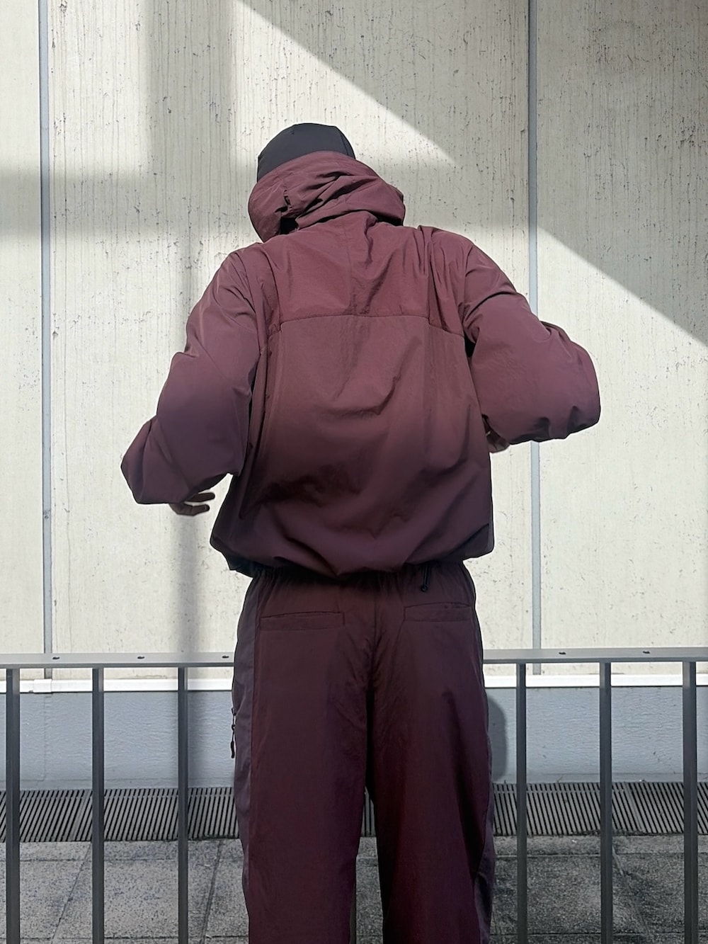 レッド系のナイロンジャケット、レッド系のその他パンツ、その他のニットキャップ/ビーニーを着用したメンズの秋コーディネートの9枚目の写真