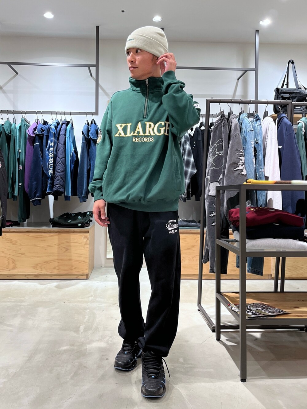 グレー系のスウェットパンツ、グリーン系のスウェット、グレー系のニットキャップ/ビーニーを着用したメンズの秋コーディネートの2枚目の写真