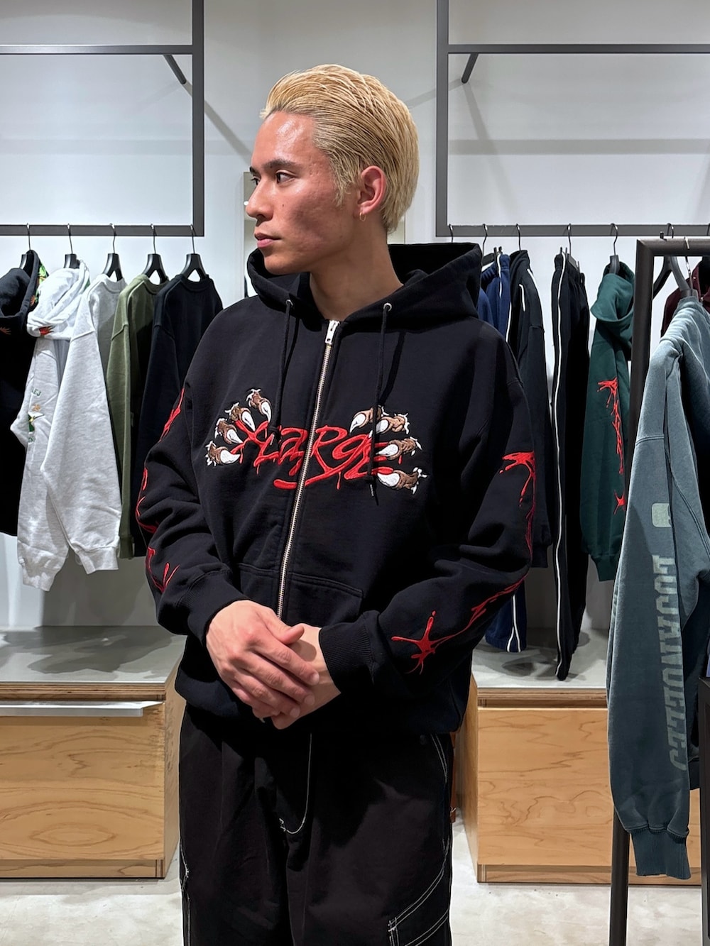 ブラック系のカーゴパンツ、ブラック系のブルゾン、ブラック系のパーカーを着用したメンズの冬コーディネートの8枚目の写真