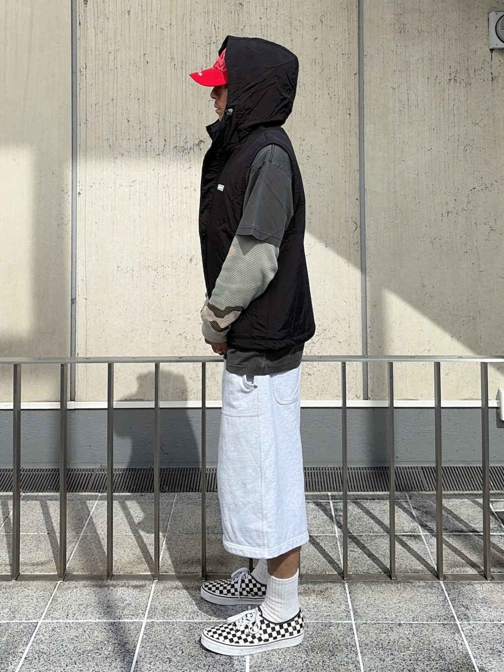 ブラック系のベスト、グレー系のTシャツ/カットソー、その他のTシャツ/カットソーを着用したメンズの夏コーディネートの3枚目の写真