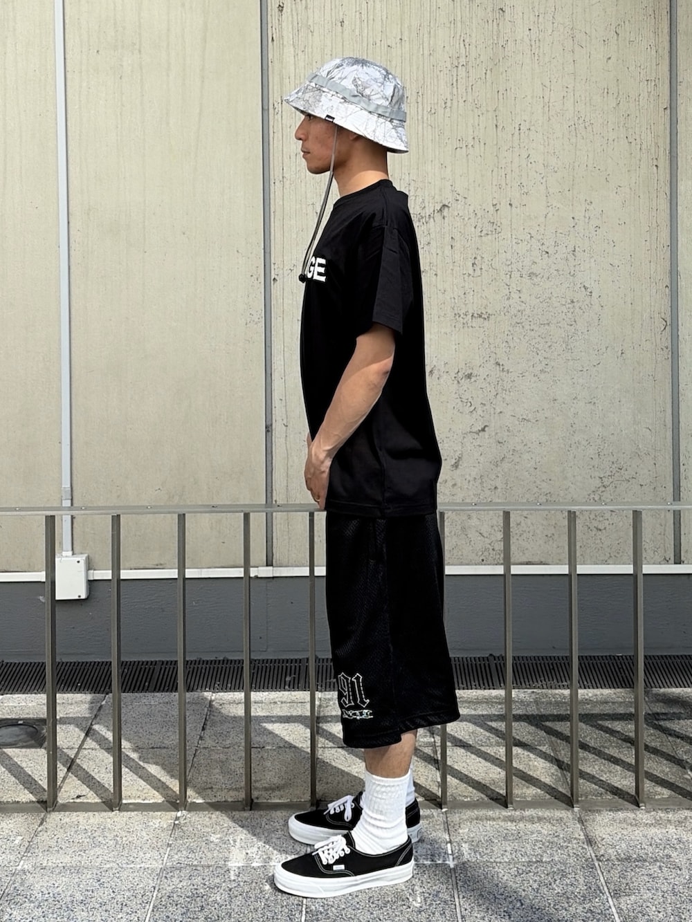 ピンク系のTシャツ/カットソー、ブラック系のその他パンツを着用したメンズの夏コーディネートの2枚目の写真