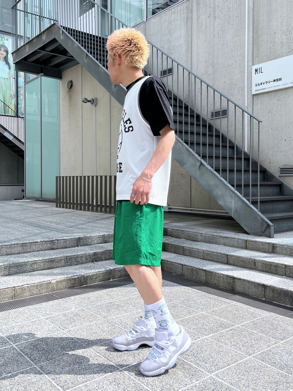 ホワイト系のTシャツ/カットソー、ブラック系のTシャツ/カットソー、ブラウン系のその他パンツを着用したメンズの夏コーディネートの3枚目の写真