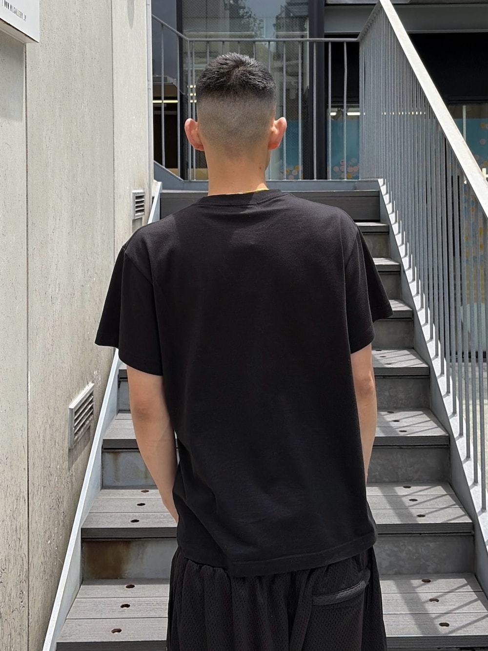 ブラック系のTシャツ/カットソー、ブラック系のその他パンツを着用したメンズの夏コーディネートの7枚目の写真