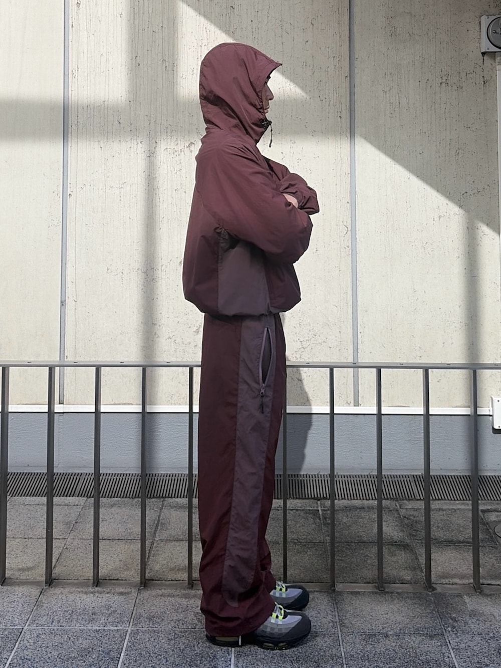 レッド系のナイロンジャケット、レッド系のその他パンツ、その他のニットキャップ/ビーニーを着用したメンズの秋コーディネートの7枚目の写真