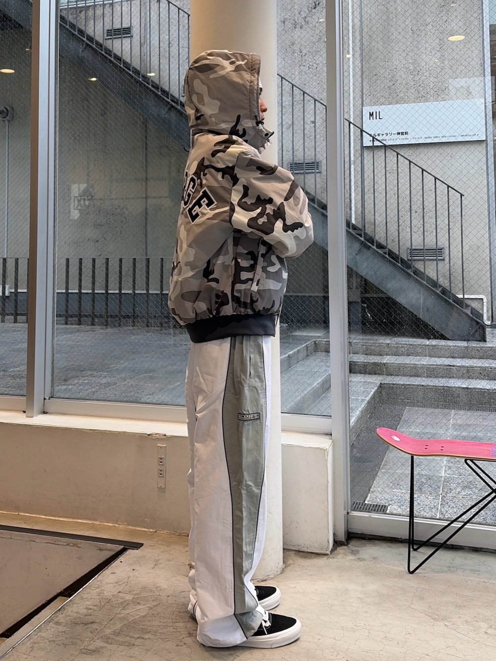 その他のブルゾン、ホワイト系のその他パンツ、その他のニットキャップ/ビーニーを着用したメンズの秋コーディネートの6枚目の写真