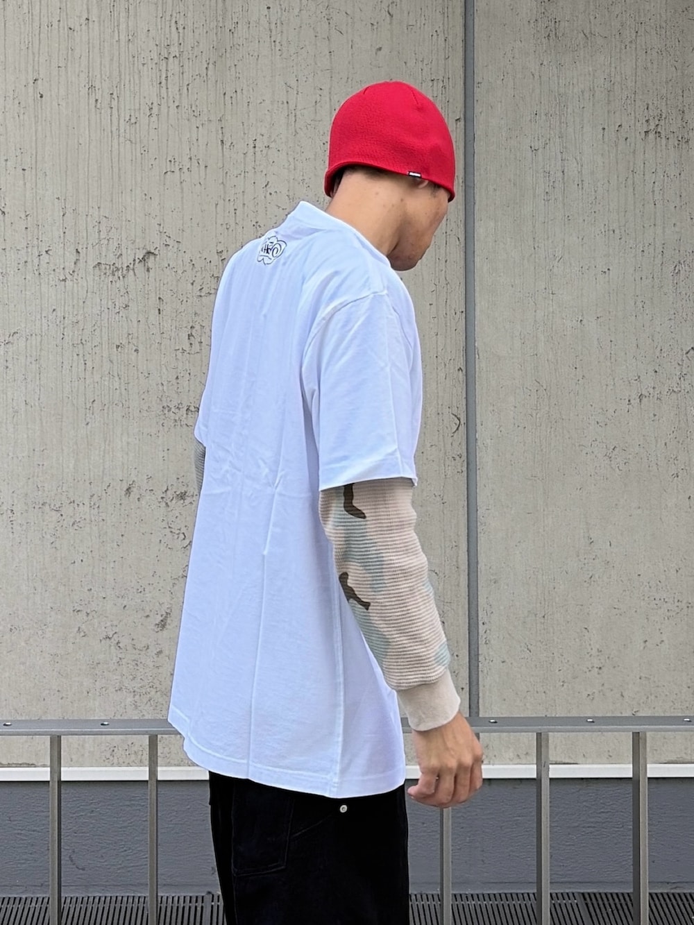 その他のTシャツ/カットソー、グレー系のその他パンツ、レッド系のニットキャップ/ビーニーを着用したメンズの夏コーディネートの7枚目の写真