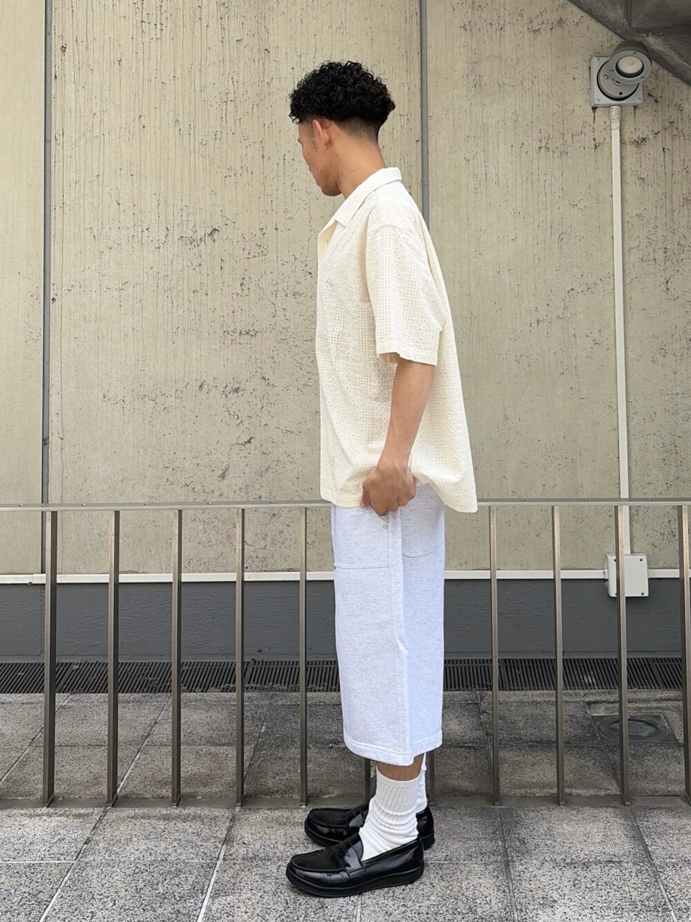 ホワイト系のシャツ/ブラウス、グレー系のスウェットパンツを着用したメンズの夏コーディネートの2枚目の写真