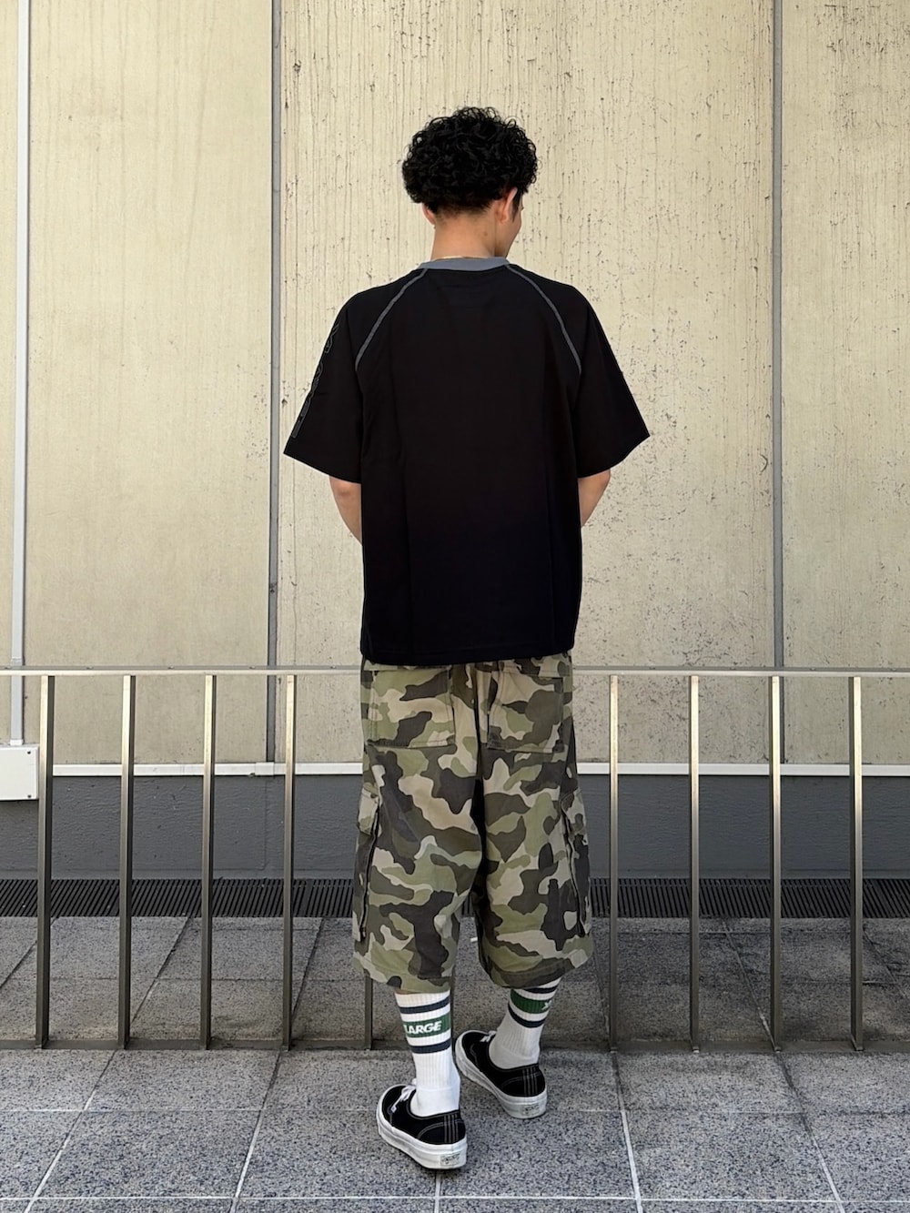 その他のカーゴパンツ、ブラック系のTシャツ/カットソーを着用したメンズの春コーディネートの4枚目の写真