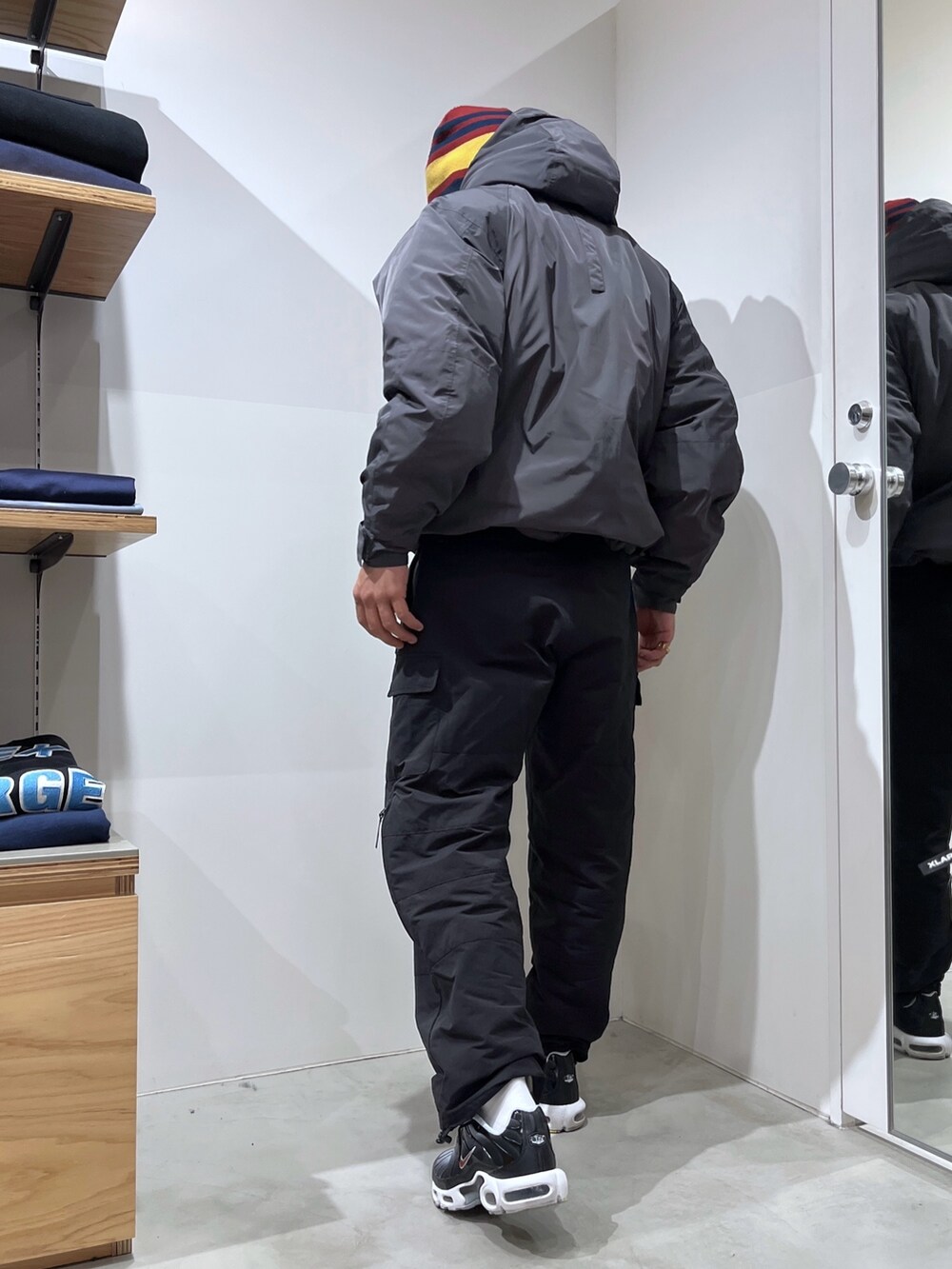 ブラック系のその他パンツ、グレー系のその他アウターを着用したメンズの冬コーディネートの4枚目の写真