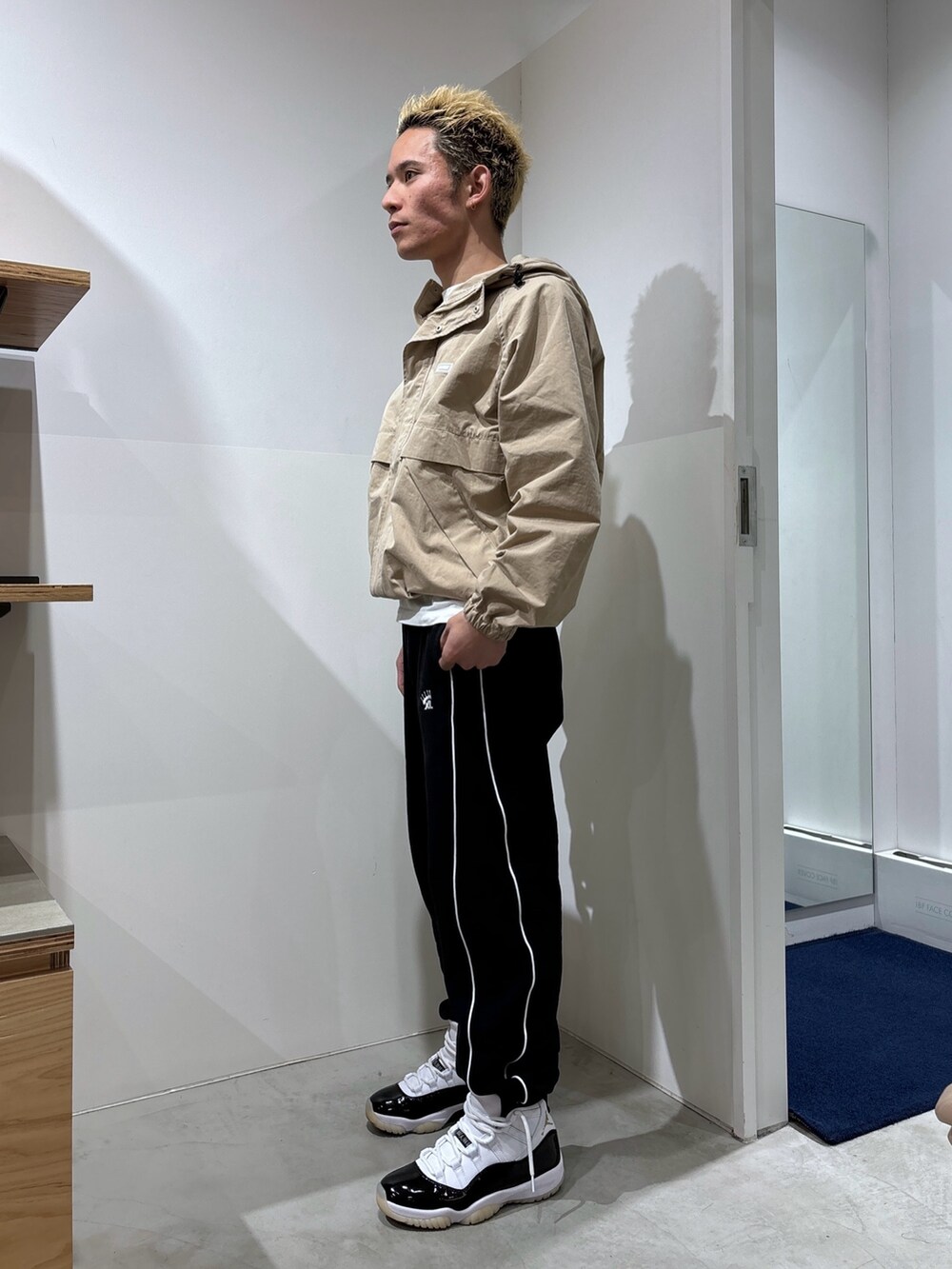 ベージュ系のブルゾン、ブラック系のスウェットパンツを着用したメンズの冬コーディネートの2枚目の写真