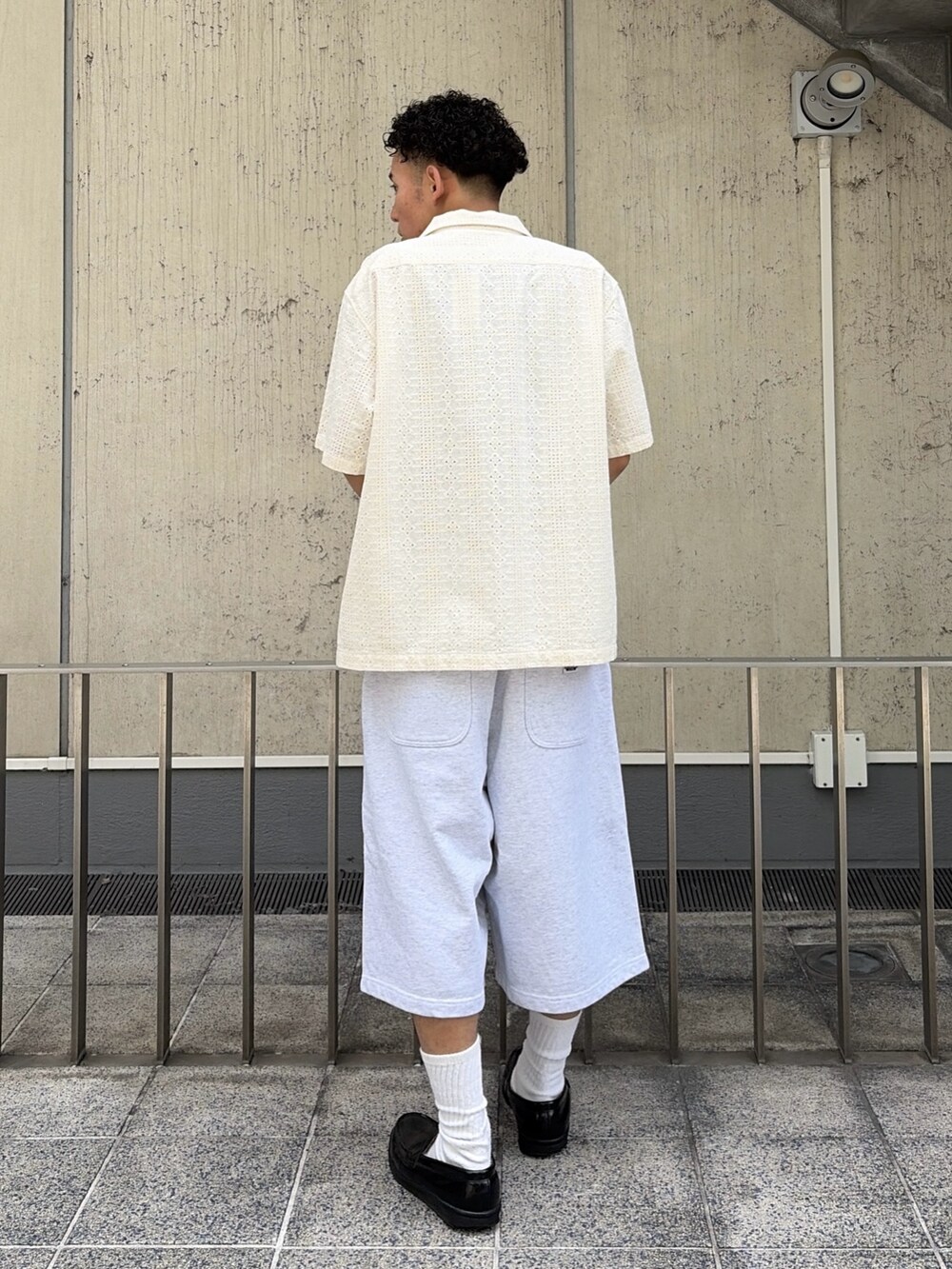ホワイト系のシャツ/ブラウス、グレー系のスウェットパンツを着用したメンズの夏コーディネートの4枚目の写真
