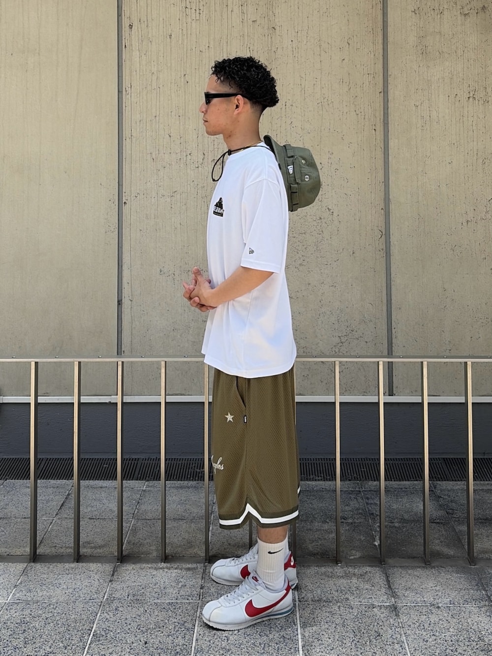 ブラック系のTシャツ/カットソー、ブラック系のその他パンツ、ブラック系のハットを着用したメンズの夏コーディネートの2枚目の写真