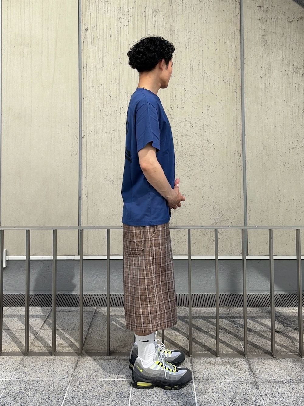 その他のその他パンツ、ブルー系のTシャツ/カットソーを着用したメンズの春コーディネートの4枚目の写真
