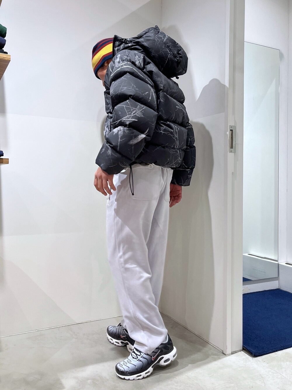 その他のダウンジャケット/コート、グレー系のその他パンツ、ブラック系のニットキャップ/ビーニーを着用したメンズの冬コーディネートの3枚目の写真