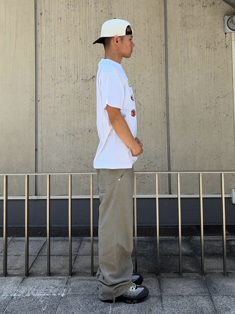 ホワイト系のTシャツ/カットソー、グレー系のその他パンツ、ホワイト系のキャップを着用したメンズの夏コーディネートの4枚目の写真
