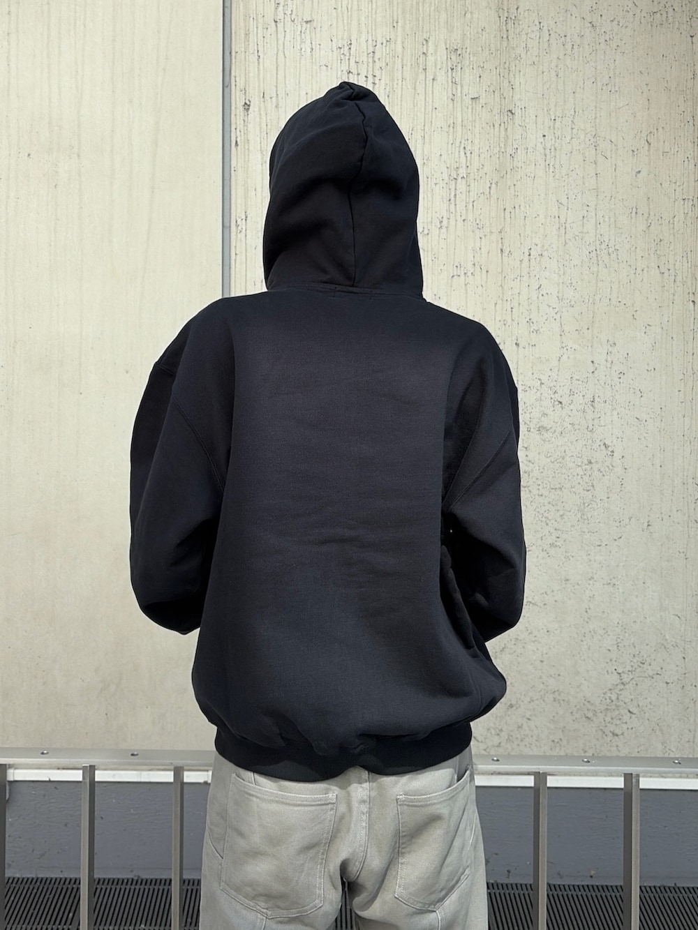 グレー系のその他パンツ、レッド系のニットキャップ/ビーニーを着用したメンズの夏コーディネートの9枚目の写真