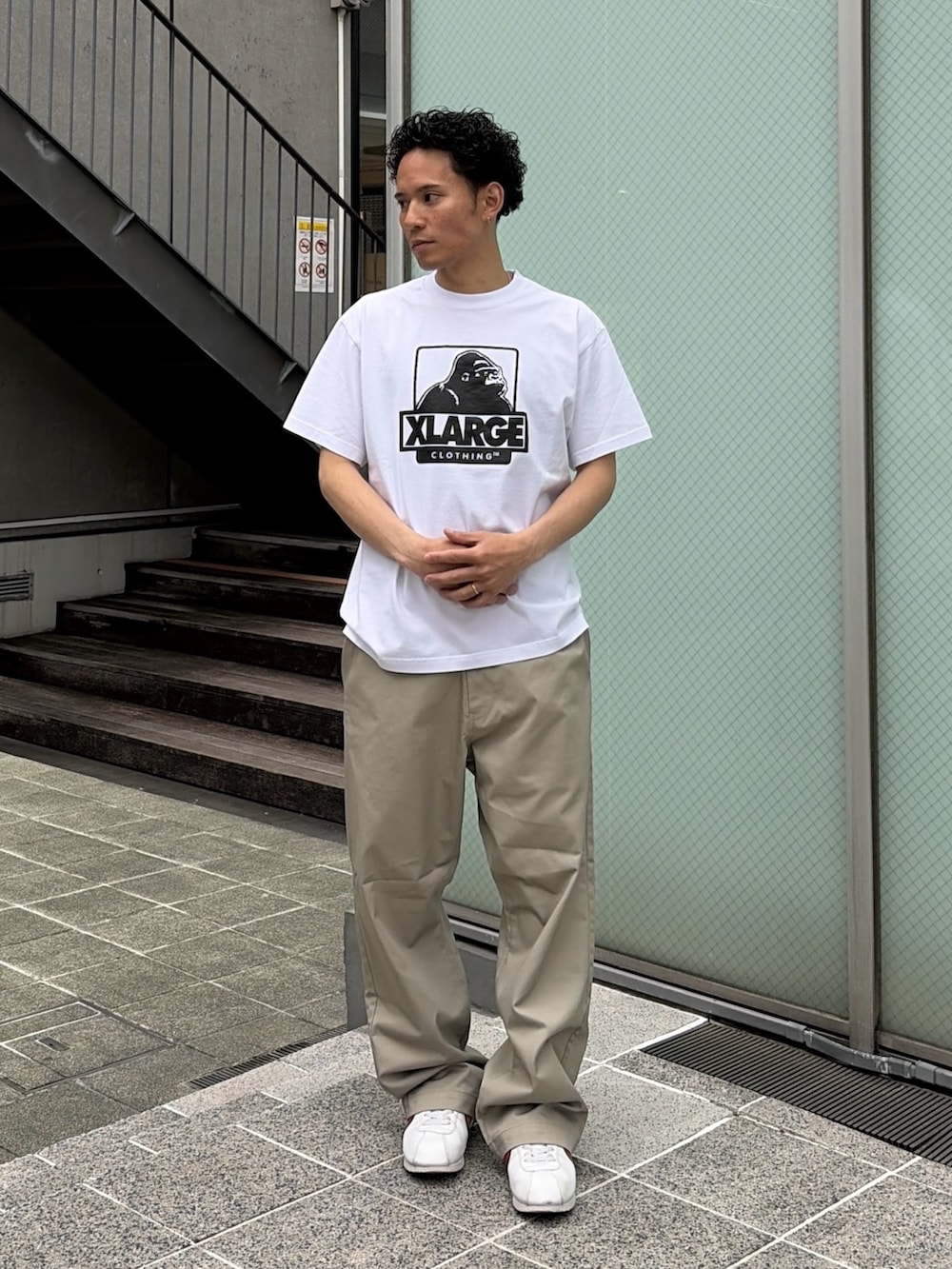 グリーン系のその他パンツ、ホワイト系のTシャツ/カットソーを着用したメンズの春コーディネートの2枚目の写真