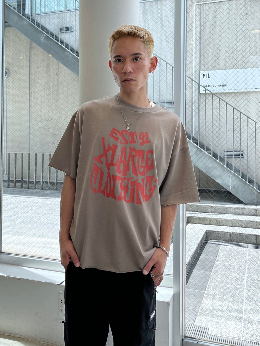 ブラック系のTシャツ/カットソー、ブラック系のその他パンツを着用したメンズの夏コーディネートの4枚目の写真