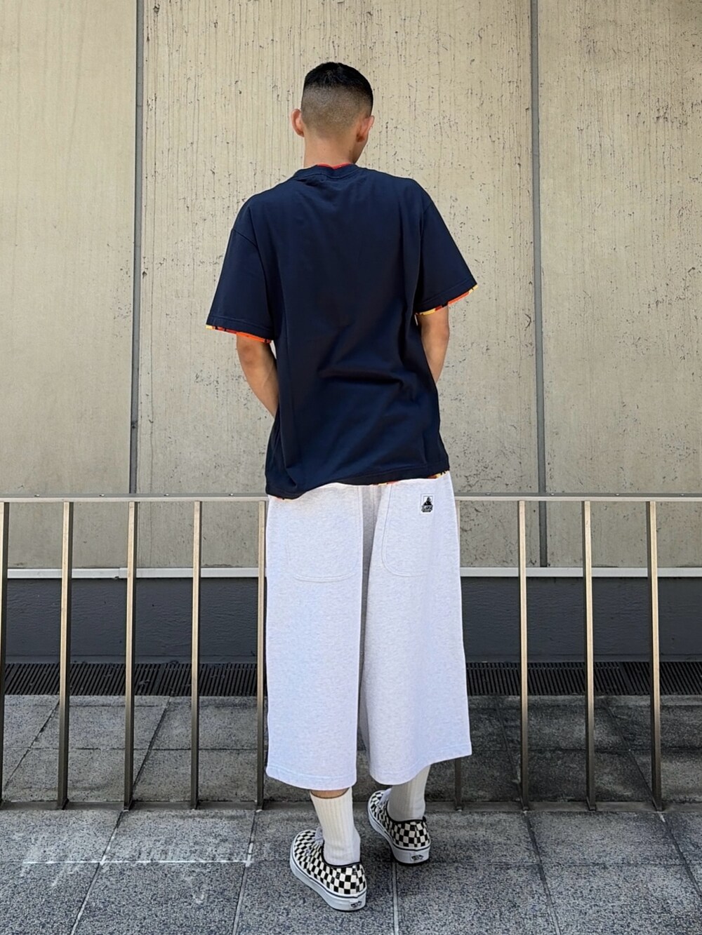 ブルー系のTシャツ/カットソー、グレー系のスウェットパンツを着用したメンズの夏コーディネートの4枚目の写真