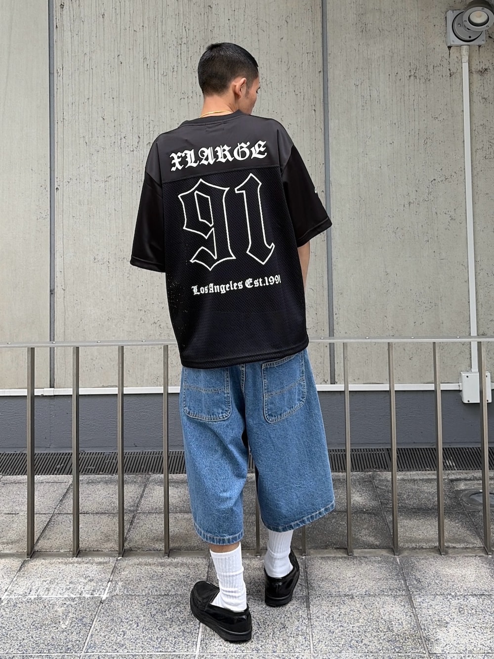 ブラック系のTシャツ/カットソー、その他のその他パンツを着用したメンズの夏コーディネートの5枚目の写真