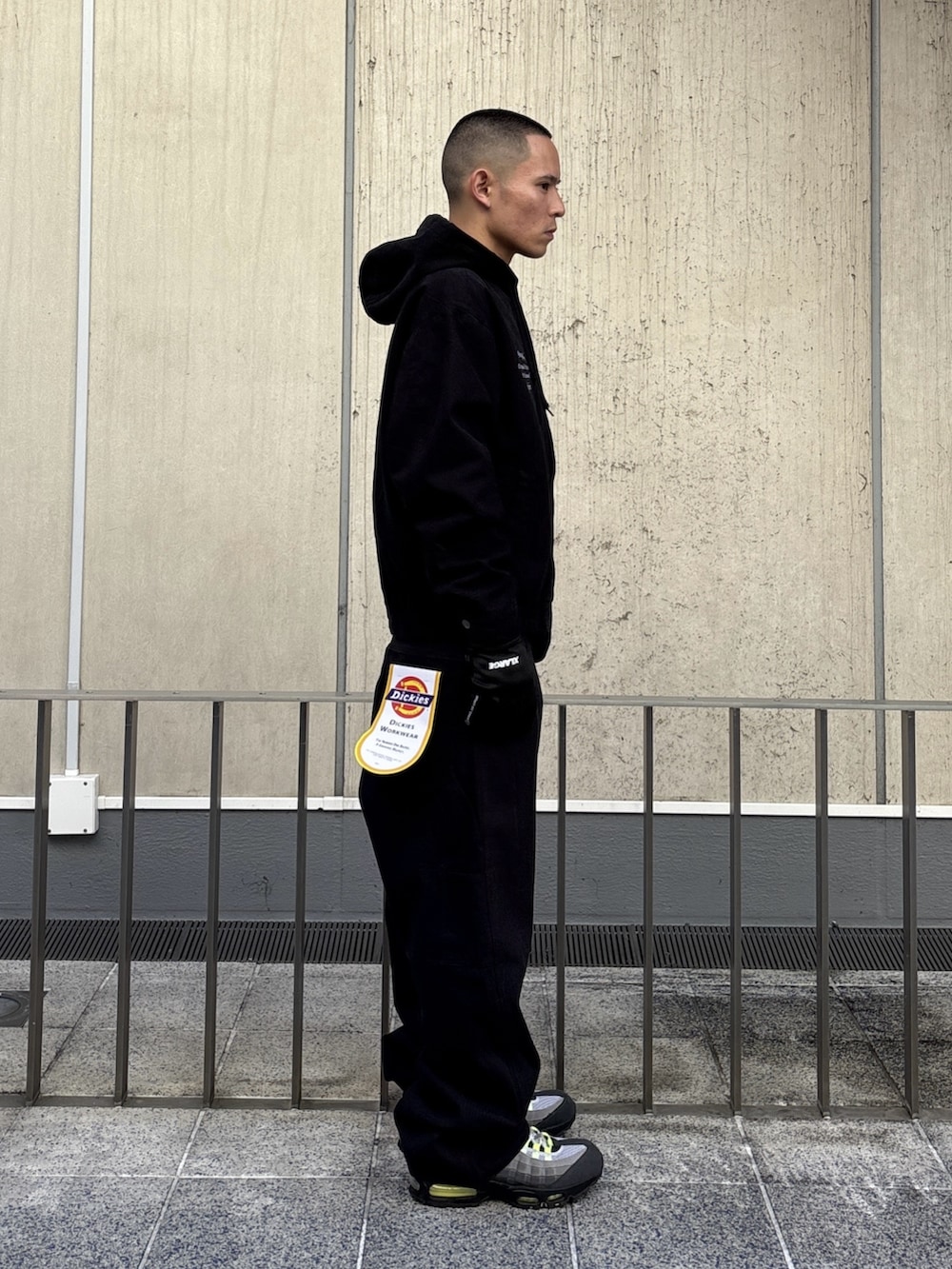 ブラック系のその他アウター、ブラック系のその他パンツ、ブラック系の手袋を着用したメンズの秋コーディネートの3枚目の写真