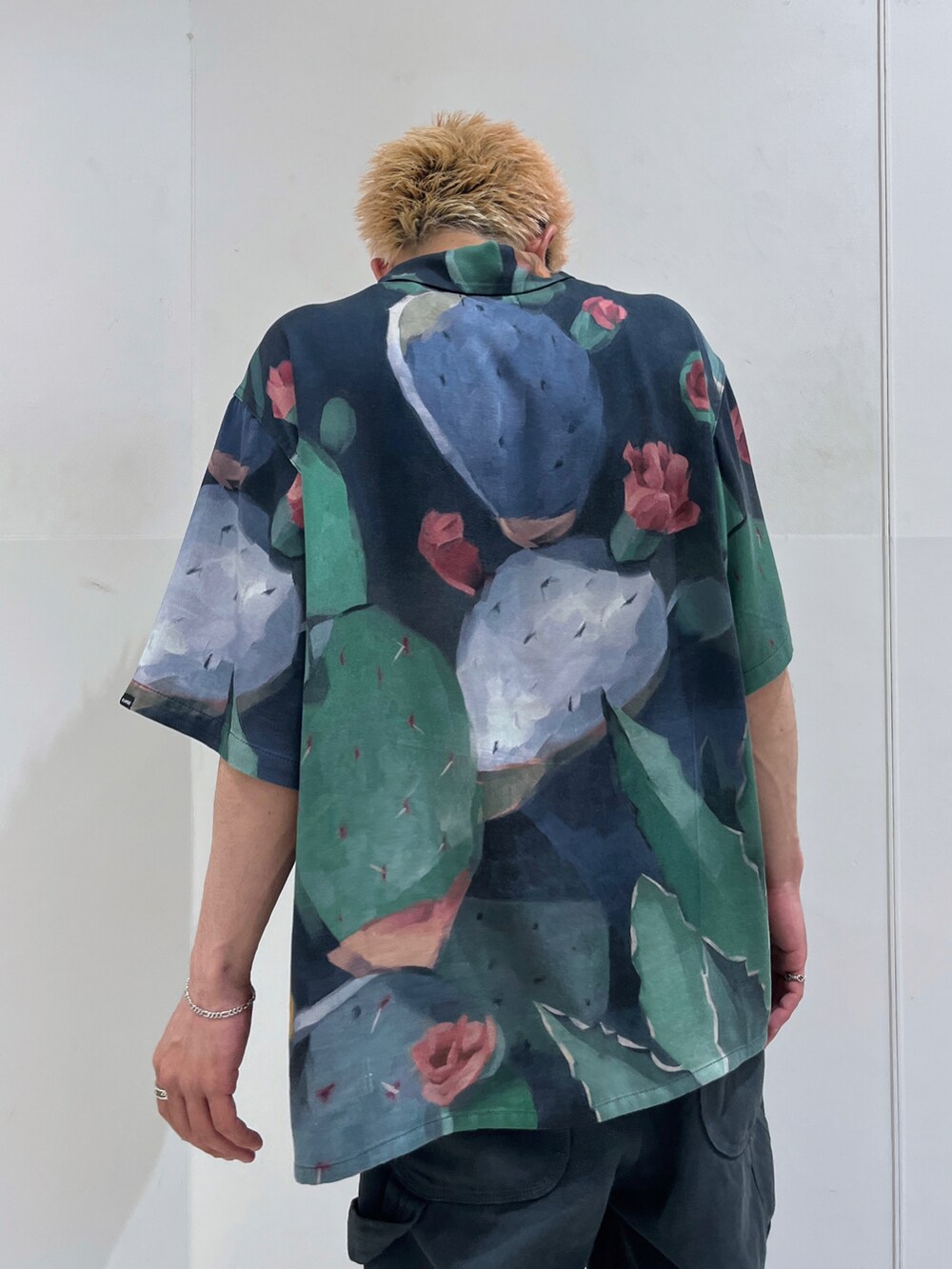 ベージュ系のシャツ/ブラウス、ブラック系のその他パンツを着用したメンズの夏コーディネートの5枚目の写真