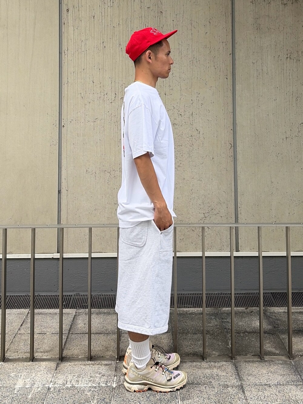 グレー系のスウェットパンツ、レッド系のキャップを着用したメンズの夏コーディネートの5枚目の写真