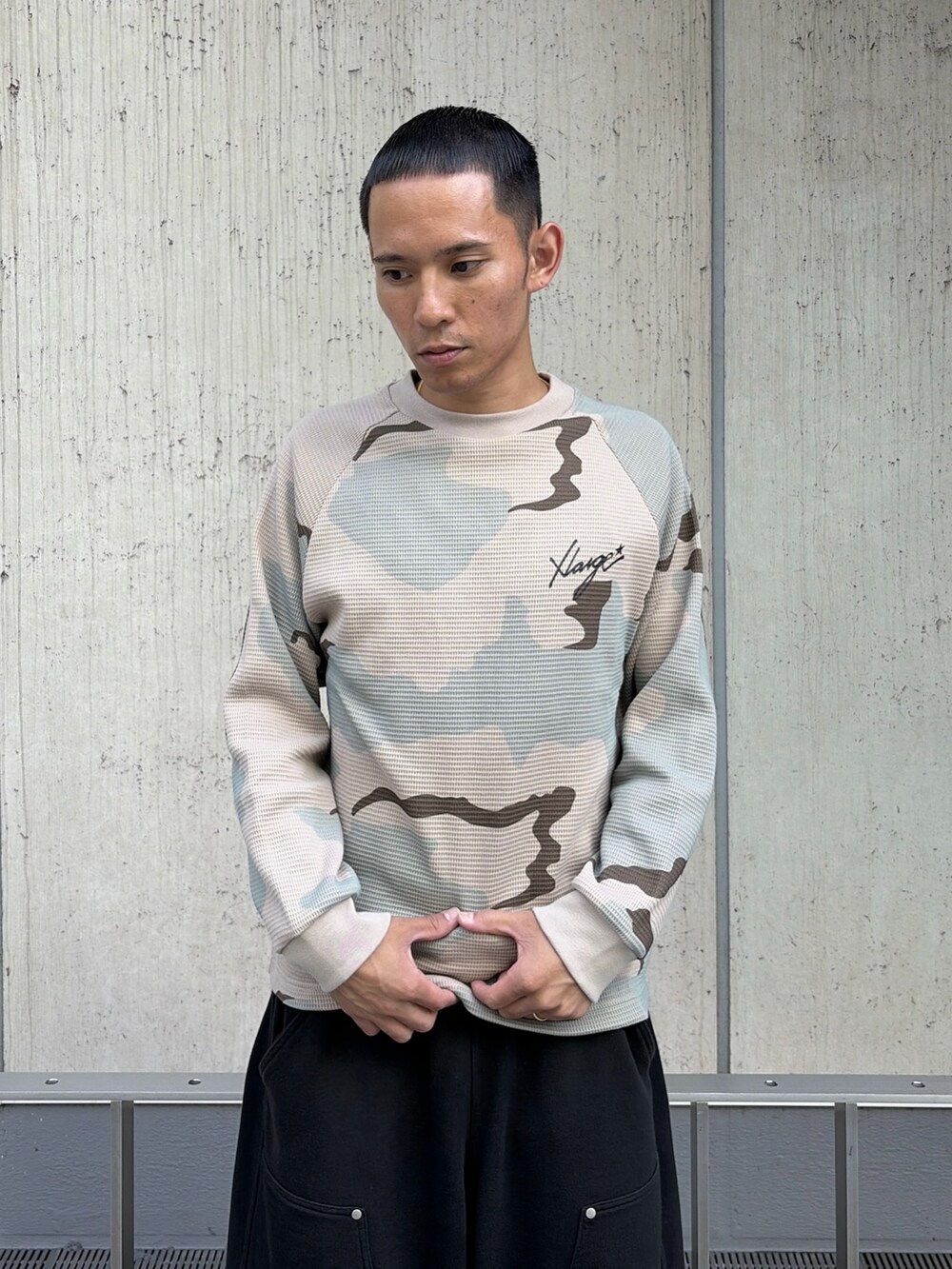 ピンク系のTシャツ/カットソー、その他のTシャツ/カットソー、グレー系のスウェットパンツを着用したメンズの夏コーディネートの8枚目の写真