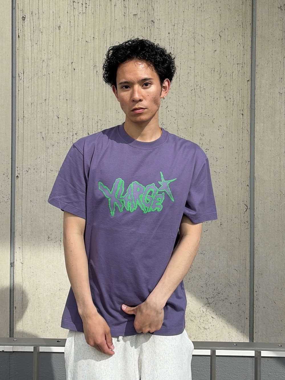 ブラック系のTシャツ/カットソー、ブラック系のスウェットパンツを着用したメンズの春コーディネートの5枚目の写真