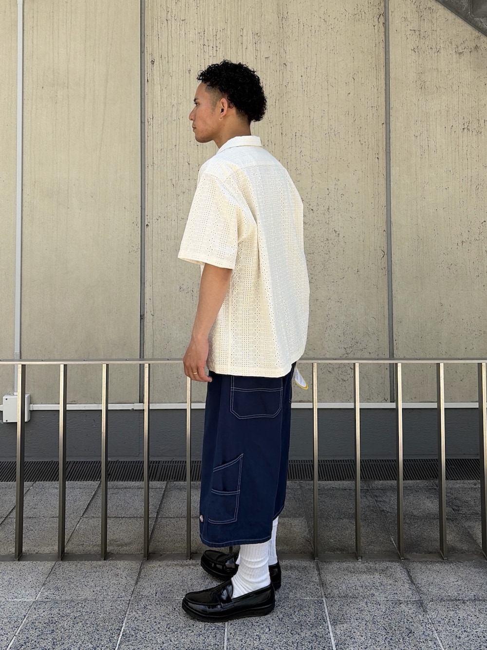 ホワイト系のシャツ/ブラウス、グリーン系のデニムパンツを着用したメンズの夏コーディネートの2枚目の写真