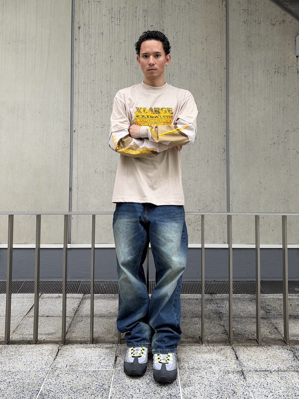 ベージュ系のTシャツ/カットソー、ブラウン系のパーカー、ブルー系のデニムパンツを着用したメンズの春コーディネートの9枚目の写真