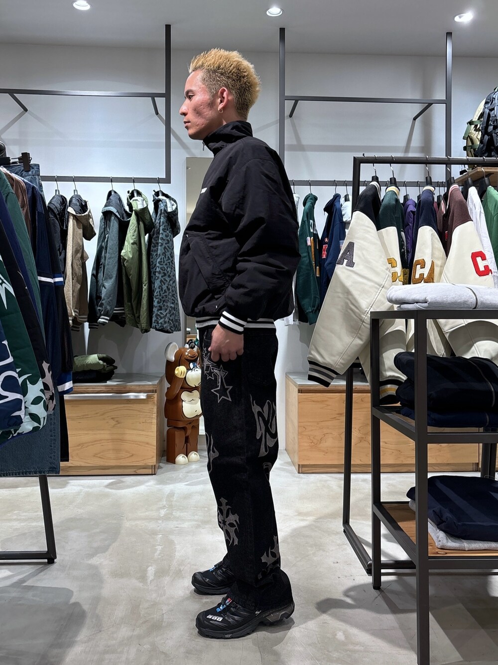 ブラック系のブルゾン、ブラック系のデニムパンツを着用したメンズの冬コーディネートの3枚目の写真