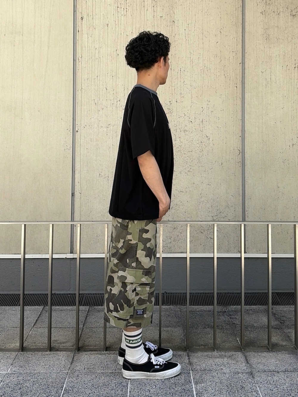 その他のカーゴパンツ、ブラック系のTシャツ/カットソーを着用したメンズの春コーディネートの5枚目の写真