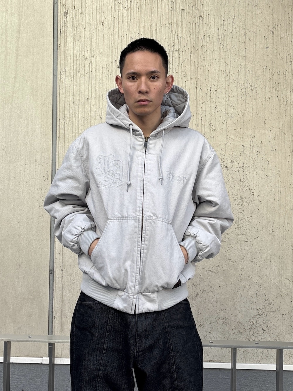 その他のブルゾン、ブラック系のデニムパンツを着用したメンズの冬コーディネートの5枚目の写真