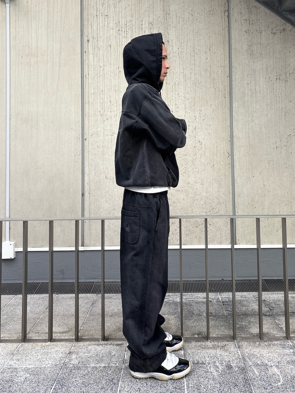 ブラック系のパーカー、ブラック系のスウェットパンツを着用したメンズの冬コーディネートの4枚目の写真